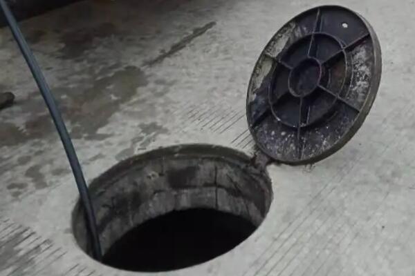 如何清理化粪池中的污垢?化粪池清理方法介绍